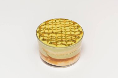 Limonlu minyatür turtada canlı sarı dolgusu ve itinayla kızartılmış İtalyan kremalı turtası.