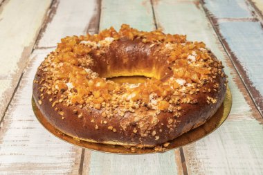 Şekerli meyvenin cömertçe ve dengesiz bir şekilde dağıtıldığı ev yapımı bir gül.,