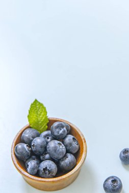 Böğürtlenlerin durgun bir hayat görüşü, bembeyaz ya da krem rengi bir peçete ya da kumaş üzerine gelişigüzel dağılmış.