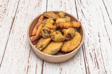 Biberler, kabak ve brokoli, hala altındalar ve biraz yağ emilimi var, dokularını korumak için parşömen kağıdına mükemmel bir şekilde yerleştirilmiş.