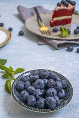 Taze yaban mersini yığınının pürüzsüz beyaz mermer bir yüzeye serpilmiş görüntüsü, başka bir elementi yok..