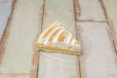 Tatlı şeklinde bir güneş ışığı tabakta sunuluyor: kremanın sanatsal tepelerle süslendiği ve dikkatlice yakıldığı bir limonlu turta ile dolu durgun bir hayat.