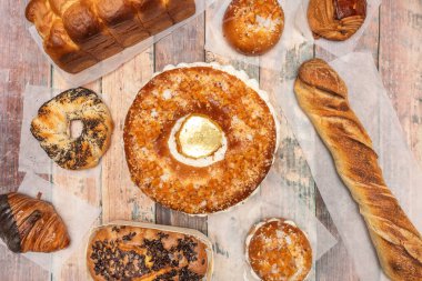 Çeşit çeşit ekmeklerle dolu bir hasır sepeti, şekerli meyvelerini gösteren açık bir Roscn de Reyes ve seramik üzerine istiflenmiş ev yapımı kurabiyelerle dolu sade bir hayat.