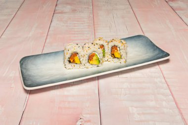 Ispanak yeşili ya da pancar kırmızısı gibi doğal renkler kullanılarak yapılan çeşitli uramaki dürümleri..