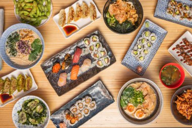 Kesilmiş uramaki ruloları, enine kesitin her parçanın içindeki katmanları açıkça ortaya koyduğu yer.