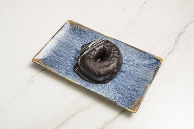 Yaratıcılığın sınır tanımadığı bir yer: Pembe, elektrik mavisi, nane yeşili ve güneşli sarı renkli jöleli donutların canlı bir seçimi.,