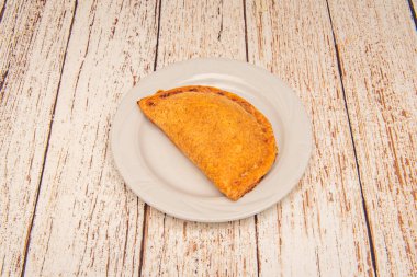 Kızartma yerine birkaç börek, daha soluk ve kuru hamur işi, ama aynı şekilde mühürlenmiş ve doldurulmuş..