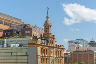 Eski bir cephenin dekorasyonuna yakın çekim, balkonların üzerinde rahatlama, kornişler ve yontulmuş aslan başlarını gösteriyor..