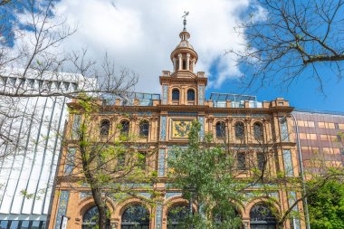 Ön cephesinde tipik kırmızı, kırmızı ve beyaz renklerin yanı sıra Mağripli çatı kiremitleri kombinasyonu olan eski bir bina görüntüsü.