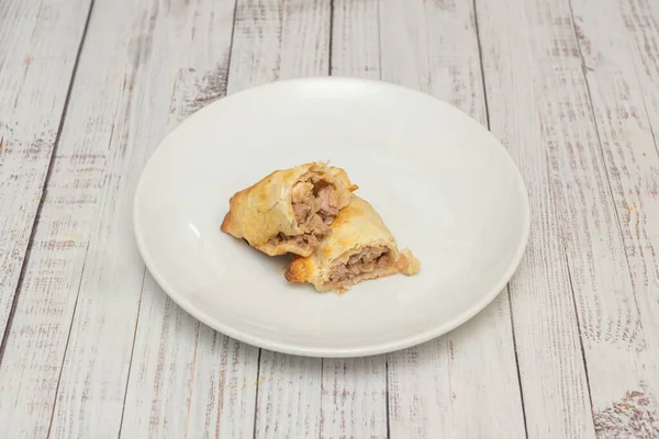 Gelenek ve yenilik arasındaki mükemmel denge: klasik sığır eti böreğinin modern kuru üzümlü ton balığı versiyonlarıyla yan yana gelmesi veya Rokfor peyniri ve cevizi ile evrimini gösteren kompozisyon