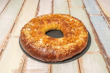 Ekmek kabuğunun ayrıntıları: Kızarmış badem, şeker parçacıkları ve altın sarısına yapışmış şekerli meyve parçaları.