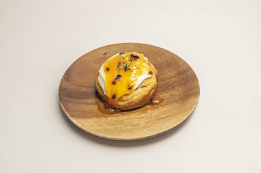 Fıstıklı ve kakaolu tarçınlı rulo, fıstıklı, kakule ve şekerli, yumuşak yeşil şam fıstıklı ve doğranmış şam fıstıklı.