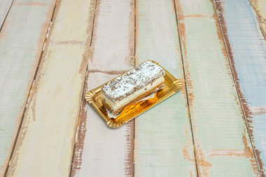 Minimalizm ve teknik mükemmellik, hassasiyeti ve saf lezzeti küçük bir formatta kutlar.