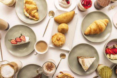 Göze dokunmaya davet eden, tatlıların sunduğu farklı dokunsal hisleri tek bir düzende vurgulayan bir yakın plan..