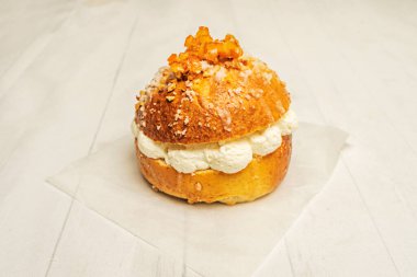 Sıcak, taze pişmiş mini roscn de reyes bir hayat, düzensiz, ev yapımı şekillerini sergiliyor, cömertçe krema dolu, ve basitçe şekerle süslenmiş