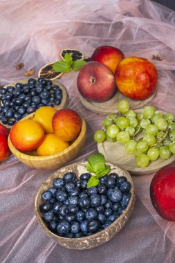 Yaban mersinli bir kase yulaf ezmesi ile betimlenmiş kahvaltı ya da öğleden sonra atıştırmalığı.