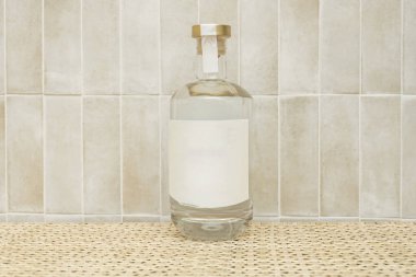 Beyaz ruhun kristalize, dinamik akışı şişeden buzla dolu çelik bir salıncağa dökülüyor, şeffaflığı, hareketi ve kokteylin hazırlanmasını vurgulayan yakın plan çekimde ele geçiriliyor..