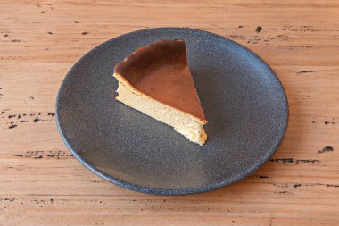 Dolgunun güneşli sarısı, kremanın beyazıyla ya da tabanın kahverengisiyle zıtlaşır ve tazeliği çağrıştırır..