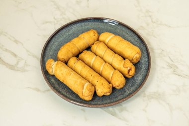 Damak tadını yenen basitlik: tekniklerin özünü kutlayan minimalist bir kompozisyon