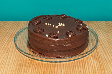 Pürüzsüz siyah çikolatalı mus, kusursuz ayna jöleli, birinci sınıf kaliteyi ön plana çıkaran durgun bir hayat.