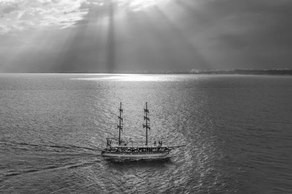 Navegar por el mar Mediterráneo . — Foto de Stock