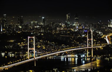 üzerinde Boğaziçi Köprüsü.