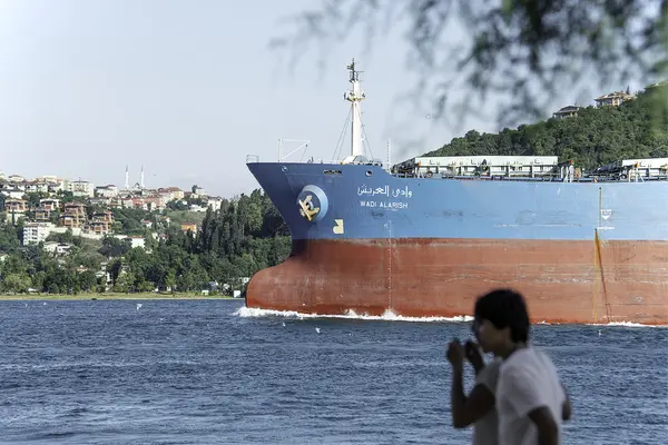 Many Ships Day Pass Istanbul Citizens Appreciate Its Presence — Stockfoto