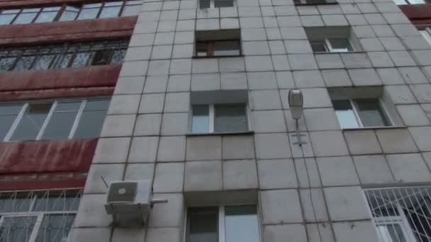 La fachada del edificio, la vista desde arriba hacia abajo — Vídeo de stock