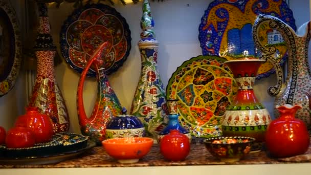 Vintage crockery in the shop window — Stock Video