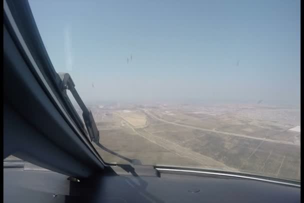 Προβολή cockpit αεροσκάφη κάνοντας μια προσέγγιση στο αεροδρόμιο — Αρχείο Βίντεο