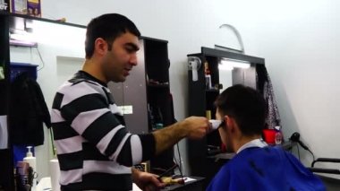 Çocuk saç ile elektrik kesme ve makas kısalma Kuaför