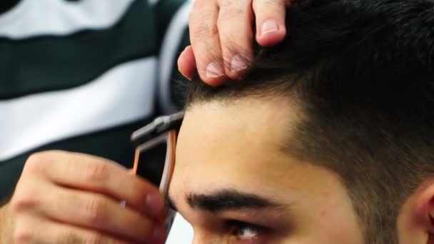 Barbearia: o feiticeiro cortou a máquina de perto. Corte de cabelo masculino em uma barbearia elegante. Fechar — Vídeo de Stock