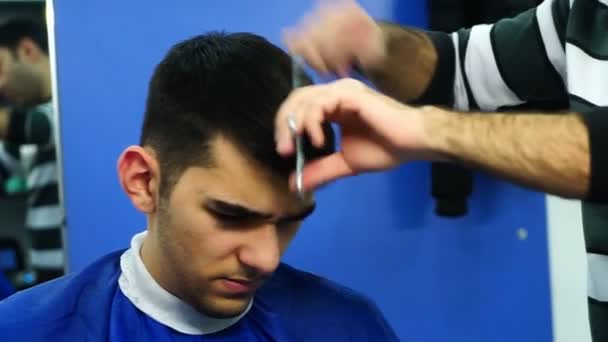理发店 ︰ 切机向导关闭。在一家理发店时尚男士理发. — 图库视频影像