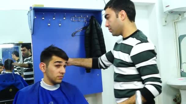 Barbiere: il mago taglia macchina da vicino. Taglio di capelli da uomo in un barbiere alla moda . — Video Stock