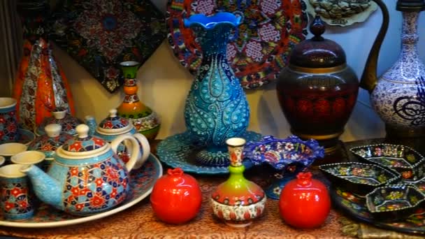 Azerbayjan, Baku, 22.03.2006-intage servies in de etalage — Stockvideo