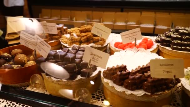 Figuras de chocolate em uma variedade de formas exibidas em confeiteiro de prestígio — Vídeo de Stock