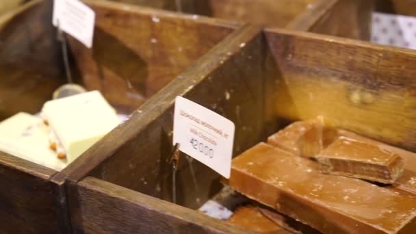 Schokoladenfiguren in verschiedenen Formen in renommierter Konditorei-Boutique ausgestellt. — Stockvideo