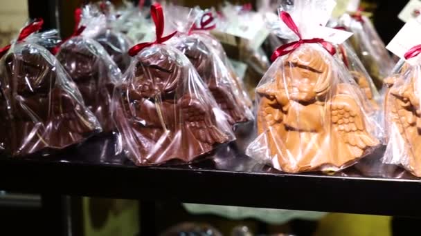 Шоколадні фігурки в різних формах, виставлені в престижних кондитерський бутик. — стокове відео