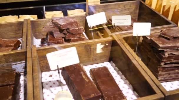 さまざまな形でチョコレートの数字が権威ある製菓ブティックに展示. — ストック動画