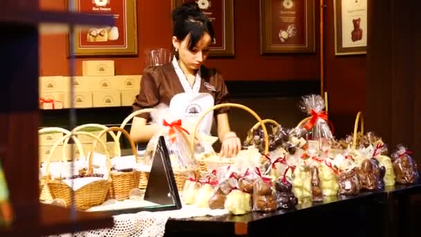Figure di cioccolato in una varietà di forme esposte in prestigiose boutique dolciarie . — Video Stock