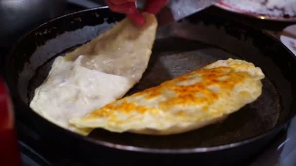 Pie daging digoreng dalam panci — Stok Video