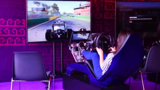 Une fille chevauchant sur la formule de rallye simulateur — Video