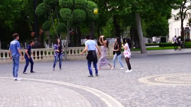 Baku, Azerbajdzsán-június 20, 2006: fiatal fiúk és lányok röplabdázik a parkban — Stock videók