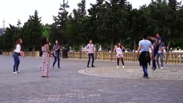 Baku, Azerbajdzsán-június 20, 2006: fiatal fiúk és lányok röplabdázik a parkban — Stock videók