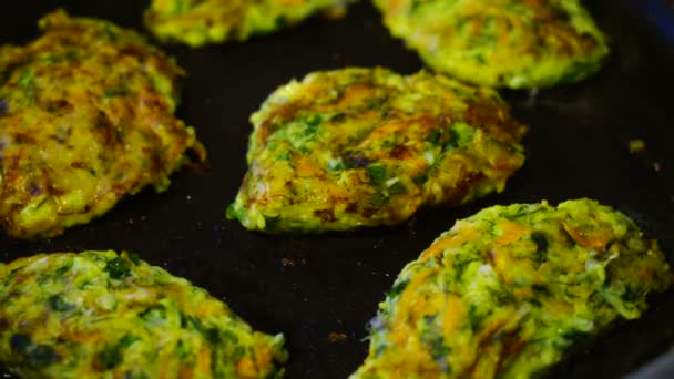 Vegetarische Patties Bakken Pan Straat Food Market — Stockvideo