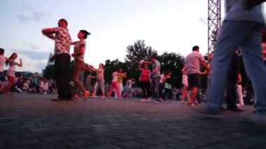 Bakü, Azerbaycan - 21 Mayıs 2016: kitle çift dans retro müzik etkinliğinde açık sokak üzerinde 21 Mayıs 2016, Bakü, Azerbaycan 