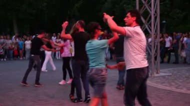 Bakü, Azerbaycan - 21 Mayıs 2016: kitle çift dans retro müzik etkinliğinde açık sokak üzerinde 21 Mayıs 2016, Bakü, Azerbaycan 