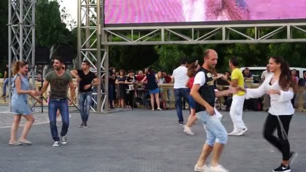 复古音乐在室外街头事件在 2016 年 5 月 21 日在巴库，阿塞拜疆巴库，阿塞拜疆-2016 年 5 月 21 日︰ 大规模夫妇舞 — 图库视频影像
