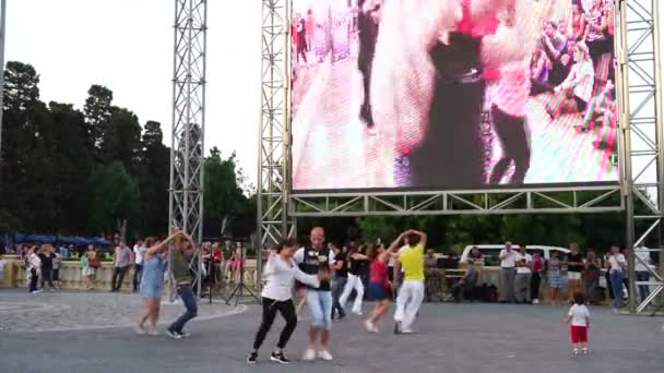 Baku, Azerbejdżan - 21 maja 2016 roku: masy para taniec muzyka retro w ulicznej imprezy plenerowej 21 maja 2016 w Baku, Azerbejdżan — Wideo stockowe
