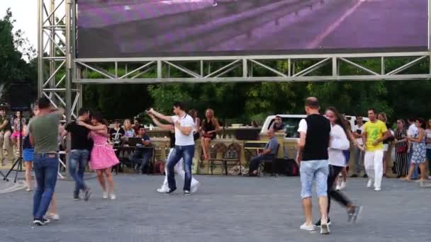 复古音乐在室外街头事件在 2016 年 5 月 21 日在巴库，阿塞拜疆巴库，阿塞拜疆-2016 年 5 月 21 日︰ 大规模夫妇舞 — 图库视频影像